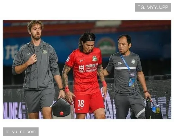 传奇再聚首：足球巨星携手亮相新纪录挑战赛，巅峰技艺引爆全场