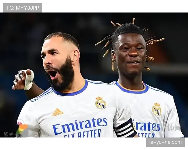 卡马文加固定中场位置的战术适配与利弊分析