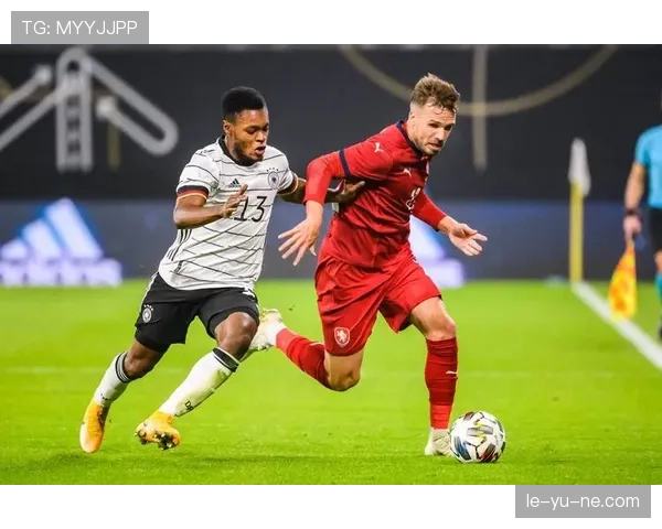 场外替补席冲突如何影响足球比赛判罚？揭秘规则边界