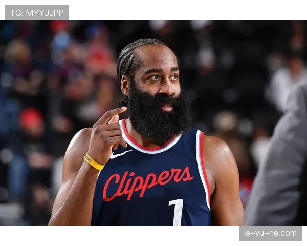 哈登居然在豪宅厨房做饭？隔壁邻居都愣了，这生活也太不像篮球明星了吧！